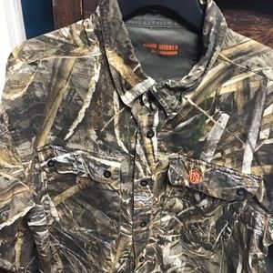 💚 3/$25 Game Winner men’s XL camouflage long sleeve buttoned shirt